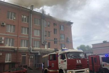 В Санкт-Петербурге горит бизнес-центр, частично обрушилась крыша