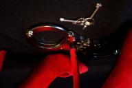 В Молодечно бездомный мужчина украл из машины плётку, наручники и смазку