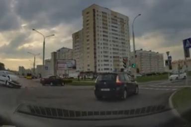 В Минске водитель Hyundai из-за приступа судороги поехал на красный и устроил аварию
