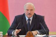 Одни перемещаются на современных автомобилях, а другие с воды на хлеб перебиваются – Лукашенко о зарплате в Могилевской области