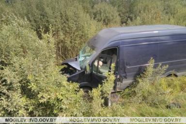 В Дрибинском районе микроавтобус влетел в попутный трактор
