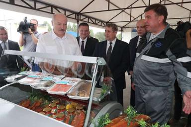 Лукашенко продегустировал красную икру и копченую форель белорусского производства