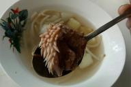 В школьной столовой накормили детей мясом с белыми щупальцами. Названа причина появления такого продукта