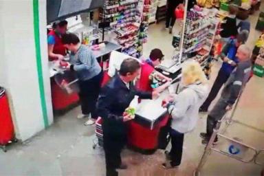 В Минске милиция ищет мужчину, укравшего кошелек в магазине