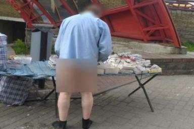 В Гродно мужчина на рынке продавал очки... без штанов
