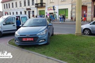 В Гродно автомобиль с номерами польского консульства припарковался на газоне