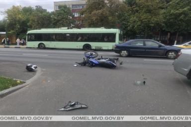 В Гомеле столкнулись легковушка и мотоцикл. 17-летний байкер в больнице