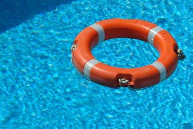 Двухлетняя девочка утонула в надувном бассейне на глазах у сестёр