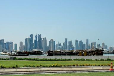 Смелый эксперимент: в Катаре объяснили, зачем красят дороги в голубой цвет