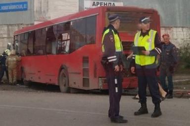 Пассажирский автобус врезался в здание в Перми, есть пострадавшие