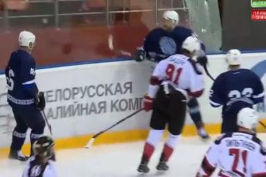 Игрок минского «Динамо» разбил стекло ограждения, празднуя гол