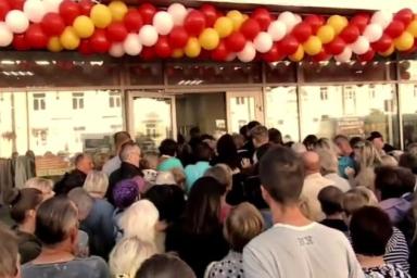 Жесткую давку устроили в Витебске на открытии самого большого секонд-хенда