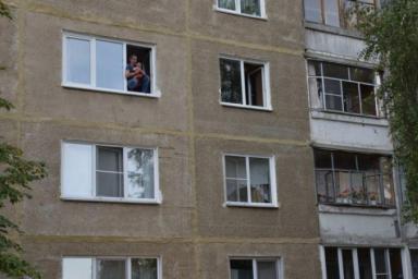 Ужасающие кадры: пьяный мужчина хотел выбросить из окна грудного ребенка