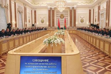 Лукашенко милиции: Вы должны защищать права и жизнь человека