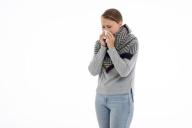 Медики рассказали, чем может быть опасно чихание с закрытым носом