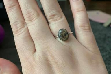 Женщина сделала кольцо из пуповины ребенка