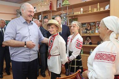 Лукашенко рассказали сказку и подарили соломенную шляпу