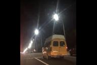 В Могилеве пассажиры так раскачали маршрутку, что она словно «танцевала» на дороге