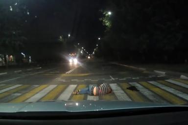 В Солигорске милиционеры разбудили пешехода, который спал на пешеходном переходе