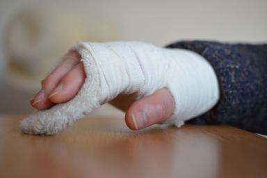 Обычный перелом для 11-летнего школьника закончился ампутацией руки