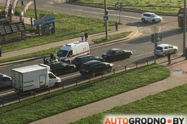 В Гродно столкнулись три машины: одного из водителей зажало между легковушками