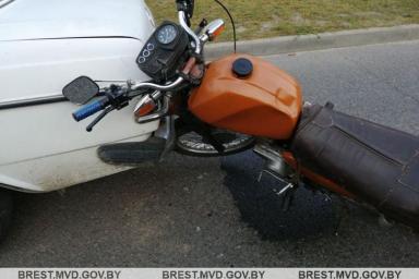 В Микашевичах мотоциклист врезался в попутный Mercedes. Он в реанимации
