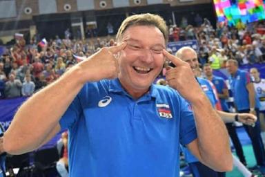 Тренера сборной России по волейболу наказали за расистский жест