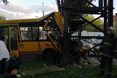 Пытался уйти от столкновения. В ДТП в российском городе пострадали 24 человека