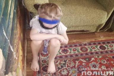 Завязала ребенку глаза и обмотала скотчем: многодетная мать держала 8-летнего мальчика на цепи