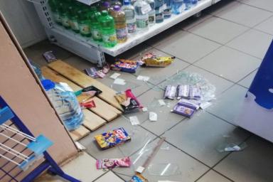 Не хватило денег на сгущёнку: В Могилеве пьяный мужчина разгромил магазин