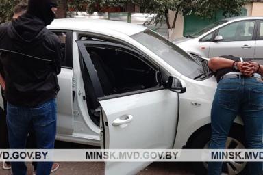 В Минске с СОБРом задерживали мошенника, продававшего поддельные айфоны