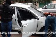 В Минске с СОБРом задерживали мошенника, продававшего поддельные айфоны