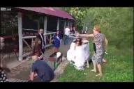 «Вот это свадьба». Женщины устроили драку, как в фильме «Горько»