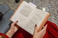 Какую книгу выбрать: печатную или электронную? Узнали мнение минчан