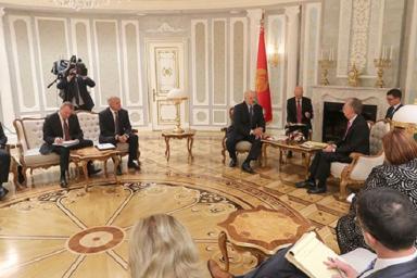 Лукашенко после встречи с Болтоном занялся уборкой арбузов