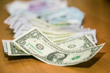 Житель Барановичей пытался обменять фальшивые доллары