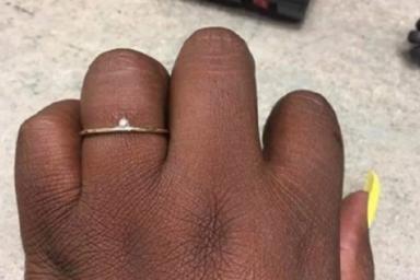Невеста высмеяла своего жениха за подаренное ей позорное помолвочное кольцо