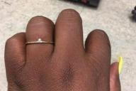 Невеста высмеяла своего жениха за подаренное ей позорное помолвочное кольцо