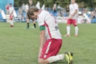 Футболист стал на колени перед арбитром, чтобы он засчитал отмененный гол