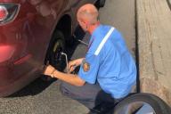 В Минске милиционер помог водителю поменять пробитое колесо