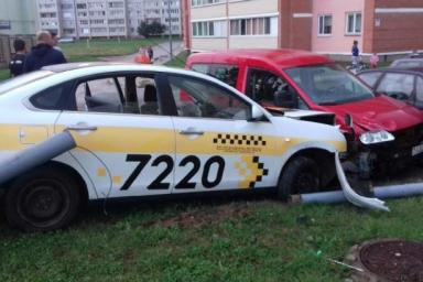 В Орше такси протаранило припаркованные машины и снесло столб