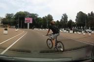 В Гомеле велосипедист за минуту на дороге нарушил почти все, что можно