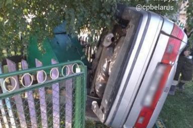 В Зельвенском районе автомобиль влетел во двор частного дома и перевернулся