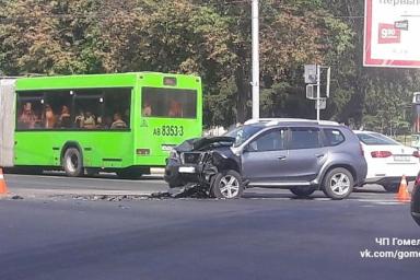 В Гомеле на перекрестке Советская - Малайчука столкнулись два авто