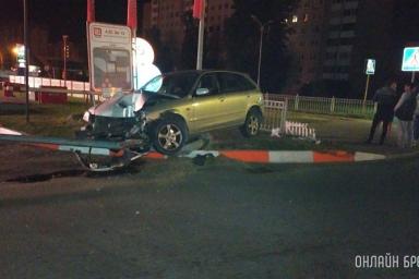 Автомобиль снес столб на автозаправке в Бресте