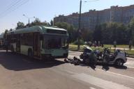 От легковушки почти ничего не осталось. В Минске женщина на Volkswagen влетела в троллейбус у остановки