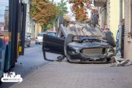 В центре Гродно автобус с пассажирами попал в серьезную аварию. Ford перевернулся на тротуаре 