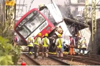 Пассажирский поезд врезался в грузовик и сошел с рельсов: десятки раненых