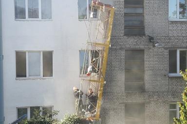 Чудом никто не пострадал. В Минске во время капремонта упала строительная люлька с рабочими