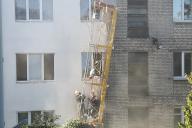 Чудом никто не пострадал. В Минске во время капремонта упала строительная люлька с рабочими